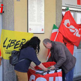 Alcune immagini della deposizione avvenuta queta mattina davanti alla sede della Cgil (Merphefoto)