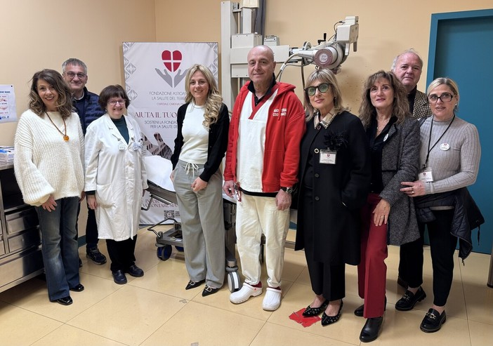 La donazione con: Luisa Amalberto presidente della Fondazione, il consigliere Roberto Ruscalla, Maria Tessa direttore della Radioterapia, Barbara Caimi direttore sanitario Asl AT, Guido Mansone coordinatore Radioterapia, alcune volontarie della Fondazione insieme al direttore Ezio Mosso La donazione con: Luisa Amalberto presidente della Fondazione, il consigliere Roberto Ruscalla, Maria Tessa direttore della Radioterapia, Barbara Caimi direttore sanitario Asl AT, Guido Mansone coordinatore Radioterapia, alcune volontarie della Fondazione insieme al direttore Ezio Mosso