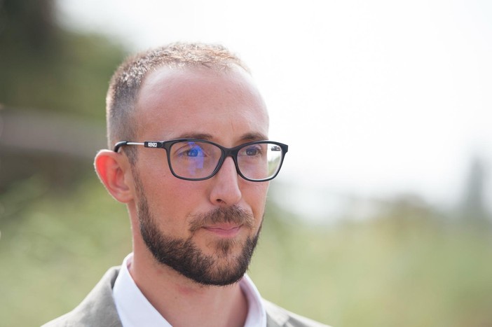 Vini, spezie, pastelli volativi e confetti di zucchero”. Lo storico Davide Chiolero racconta il suo libro dedicato alla cucina e all’alimentazione medievale.