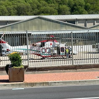 L'elisoccorso nel piazzale interno dell'azienda