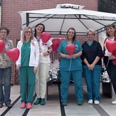 In foto da sinistra la dottoressa Silvia Perno (Coordinamento ospedaliero per il procurement di organi e tessuti), con una volontaria dell’AIDO e le infermiere della dialisi e della rianimazione