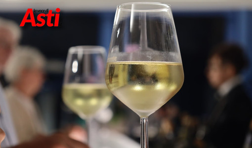 Douja d’Or, l’Asti Docg alza i calici: dieci giorni tra bollicine, cocktail e degustazioni