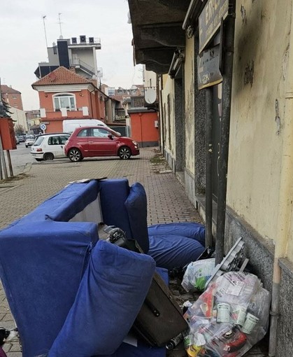 Il divano abbandonato in corso Alessandria Il divano abbandonato in corso Alessandria