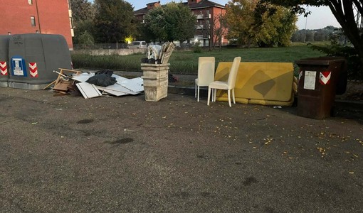 Rifiuti abbandonati in via Arno