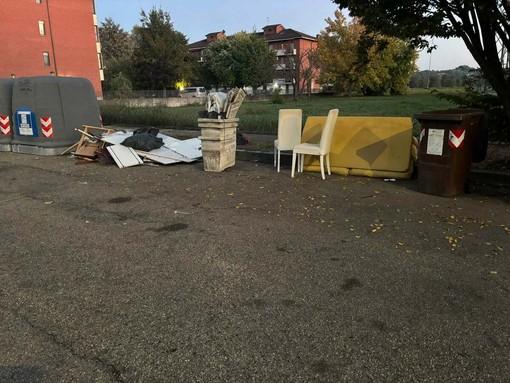 Rifiuti abbandonati in via Arno Rifiuti abbandonati in via Arno