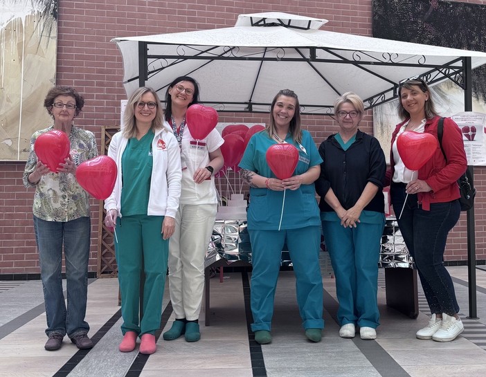 In foto da sinistra la dottoressa Silvia Perno (Coordinamento ospedaliero per il procurement di organi e tessuti), con una volontaria dell’AIDO e le infermiere della dialisi e della rianimazione