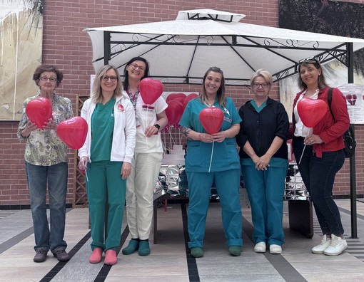 In foto da sinistra la dottoressa Silvia Perno (Coordinamento ospedaliero per il procurement di organi e tessuti), con una volontaria dell’AIDO e le infermiere della dialisi e della rianimazione