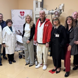 La donazione con: Luisa Amalberto presidente della Fondazione, il consigliere Roberto Ruscalla, Maria Tessa direttore della Radioterapia, Barbara Caimi direttore sanitario Asl AT, Guido Mansone coordinatore Radioterapia, alcune volontarie della Fondazione insieme al direttore Ezio Mosso