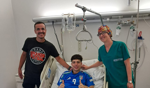 Enrico Alves Rodrigues, giocatore di calcio a 5 della Orange Futsal Asti, nel reparto di Ortopedia del Cardinal Massaia, con il papà e allenatore Davi Alves Rodrigues e con la dottoressa Simona Merlone