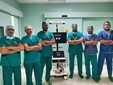 L’equipe che ha eseguito l’intervento chirurgico al ginocchio con l’ausilio di Robot. Da sinistra: Flavio Palumbo (infermiere strumentista), Konstantinos Mavromatis (anestesista), Federico Dettoni  (primario Ortopedia), Umberto Galluzzo (specializzando frequentatore), Andrea Agosta (ortopedico), Antonio Mahagna (ortopedico)