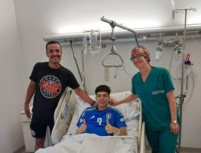 Enrico Alves Rodrigues, giocatore di calcio a 5 della Orange Futsal Asti, nel reparto di Ortopedia del Cardinal Massaia, con il papà e allenatore Davi Alves Rodrigues e con la dottoressa Simona Merlone Enrico Alves Rodrigues, giocatore di calcio a 5 della Orange Futsal Asti, nel reparto di Ortopedia del Cardinal Massaia, con il papà e allenatore Davi Alves Rodrigues e con la dottoressa Simona Merlone