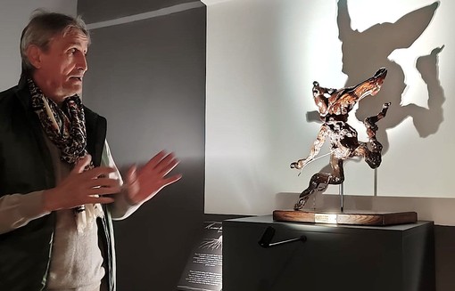 Ezio Ferraris e una delle sue opere esposte al museo &quot;L'Anima del Vino&quot; di Castelnuovo Calcea