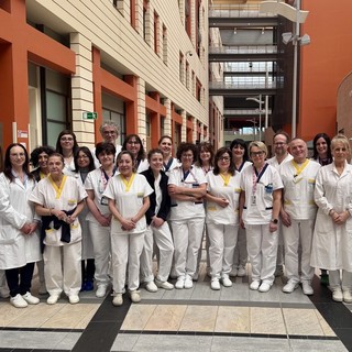 Il team del servizio di immunoematologia e medicina trasfusionale dell’Asl AT con il direttore Sandro macchi (a destra)