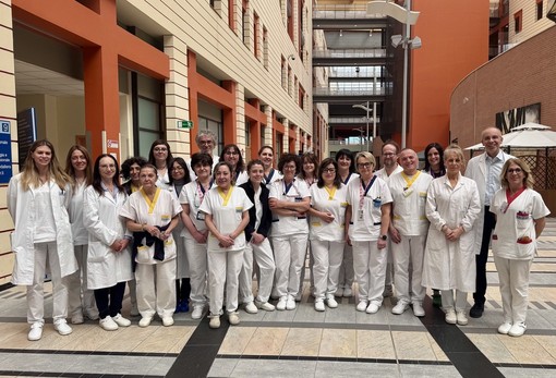 Il team del servizio di immunoematologia e medicina trasfusionale dell’Asl AT con il direttore Sandro macchi (a destra)