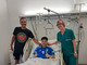 Enrico Alves Rodrigues, giocatore di calcio a 5 della Orange Futsal Asti, nel reparto di Ortopedia del Cardinal Massaia, con il papà e allenatore Davi Alves Rodrigues e con la dottoressa Simona Merlone