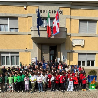Isola d'Asti festeggia la Giornata dell'Unità Nazionale: storia, musica e una bandiera fatta di bambini