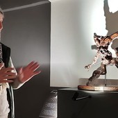 Ezio Ferraris e una delle sue opere esposte al museo &quot;L'Anima del Vino&quot; di Castelnuovo Calcea