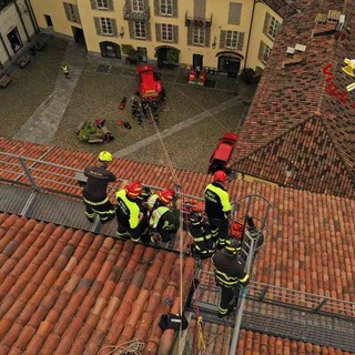 Scenari di soccorso dei vigili del fuoco all'esterno del Teatro Alfieri di Asti con venti operatori e personale del teatro [FOTO]