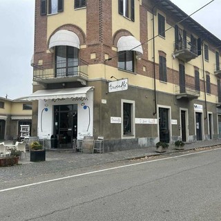 Cedesi storico locale nel cuore di Castagnole delle Lanze: posizione strategica e dehors privato, occasione irripetibile