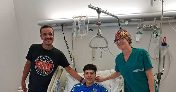 Enrico Alves Rodrigues, giocatore di calcio a 5 della Orange Futsal Asti, nel reparto di Ortopedia del Cardinal Massaia, con il papà e allenatore Davi Alves Rodrigues e con la dottoressa Simona Merlone