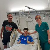 Enrico Alves Rodrigues, giocatore di calcio a 5 della Orange Futsal Asti, nel reparto di Ortopedia del Cardinal Massaia, con il papà e allenatore Davi Alves Rodrigues e con la dottoressa Simona Merlone