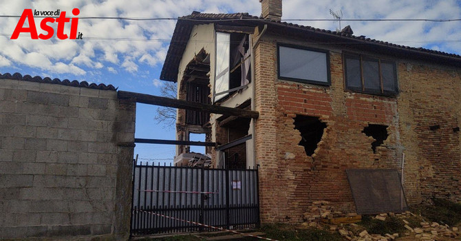 Le immagini dello stabile dopo l'esplosione (Ph Massaro) Le immagini dello stabile dopo l'esplosione (Ph Massaro)