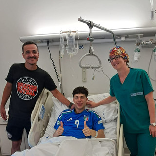 Enrico Alves Rodrigues, giocatore di calcio a 5 della Orange Futsal Asti, nel reparto di Ortopedia del Cardinal Massaia, con il papà e allenatore Davi Alves Rodrigues e con la dottoressa Simona Merlone