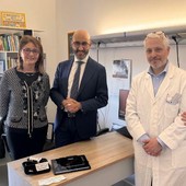 La consegna dell’ecografo all’equipe delle Cure Palliative: da sinistra Giusi Dapavo, il direttore generale dell’Asl AT Giovanni Gorgoni, il dottor Francesco Pinta, responsabile del servizio, il dottor Marcello Tucci, direttore della struttura complessa di Oncologia. La consegna dell’ecografo all’equipe delle Cure Palliative: da sinistra Giusi Dapavo, il direttore generale dell’Asl AT Giovanni Gorgoni, il dottor Francesco Pinta, responsabile del servizio, il dottor Marcello Tucci, direttore della struttura complessa di Oncologia.