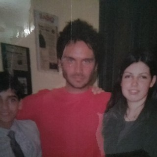 Una foto che ritrae Simona Graniero, il fratello e Nek e alcuni articoli di giornale dell'epoca
