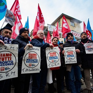 Un flash mob davanti alle Molinette organizzato da Cgil e Uil: “Forte disparità tra mansioni”