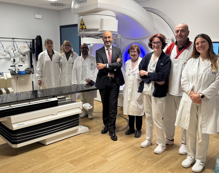 In foto l’equipe di Fisica Sanitaria nel reparto di Radioterapia, al centro il direttore generale dell’Asl AT, Giovanni Gorgoni, a sinistra la dottoressa Simonetta Amerio