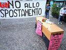 Gli ambulanti, in segno di protesta, erano arrivati addirittura a inscenare il &quot;funerale&quot; del mercato (ph. Merfephoto - Efrem Zanchettin)