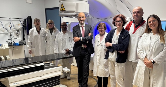 In foto l’equipe di Fisica Sanitaria nel reparto di Radioterapia, al centro il direttore generale dell’Asl AT, Giovanni Gorgoni, a sinistra la dottoressa Simonetta Amerio
