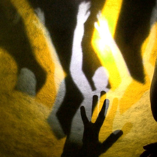 In foto: performance di luci e ombre