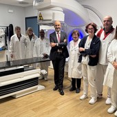 In foto l’equipe di Fisica Sanitaria nel reparto di Radioterapia, al centro il direttore generale dell’Asl AT, Giovanni Gorgoni, a sinistra la dottoressa Simonetta Amerio In foto l’equipe di Fisica Sanitaria nel reparto di Radioterapia, al centro il direttore generale dell’Asl AT, Giovanni Gorgoni, a sinistra la dottoressa Simonetta Amerio