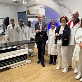 In foto l’equipe di Fisica Sanitaria nel reparto di Radioterapia, al centro il direttore generale dell’Asl AT, Giovanni Gorgoni, a sinistra la dottoressa Simonetta Amerio