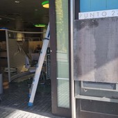 Bra, fanno esplodere uno sportello bancomat e scappano Bra, fanno esplodere uno sportello bancomat e scappano