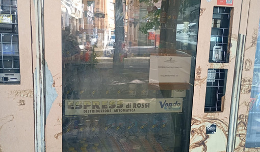Il distributore automatico posto sotto sequestro Il distributore automatico posto sotto sequestro