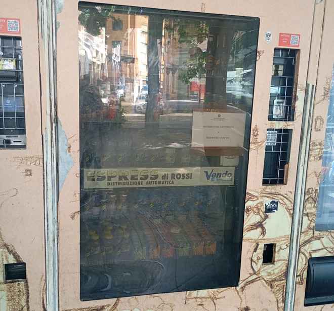 Il distributore automatico posto sotto sequestro Il distributore automatico posto sotto sequestro