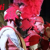 Gianbattista Filippone, in veste di Capitano del Palio, tra i due magistrati (Merphefoto)