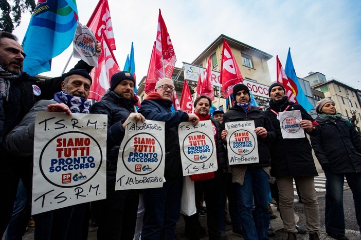 Un flash mob davanti alle Molinette organizzato da Cgil e Uil: “Forte disparità tra mansioni”