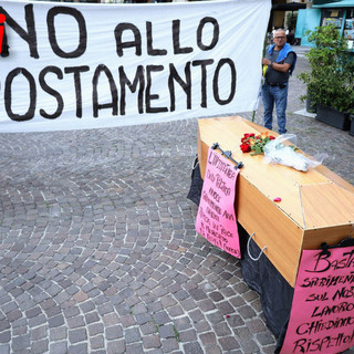Gli ambulanti, in segno di protesta, erano arrivati addirittura a inscenare il &quot;funerale&quot; del mercato (ph. Merfephoto - Efrem Zanchettin)