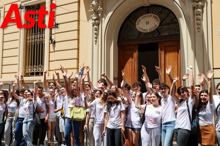 Immagine dell'ultimo giorno di scuola all'Alfieri di Asti (MerfePhoto) Immagine dell'ultimo giorno di scuola all'Alfieri di Asti (MerfePhoto)