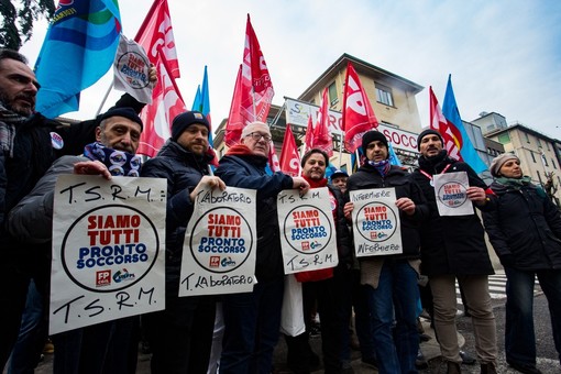 Un flash mob davanti alle Molinette organizzato da Cgil e Uil: “Forte disparità tra mansioni”