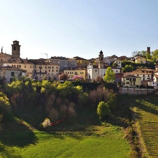 Castagnole delle Lanze, “Proteggiamo la nostra terra”: cresce la mobilitazione contro l’impianto per pet food nella buffer zone Unesco