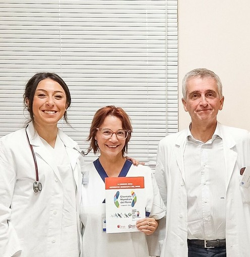 In foto il direttore della Struttura complessa di Nefrologia e Dialisi, Stefano Maffei con una parte della sua equipe