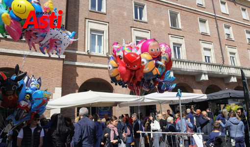 Folla alla Fiera Carolingia