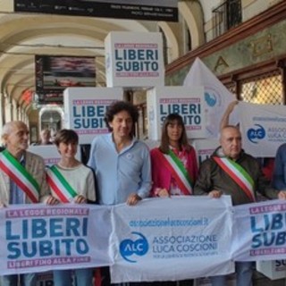 Fine vita, un passo verso la legge regionale: consegnate 11 mila firme dall'associazione Luca Coscioni [FOTO]