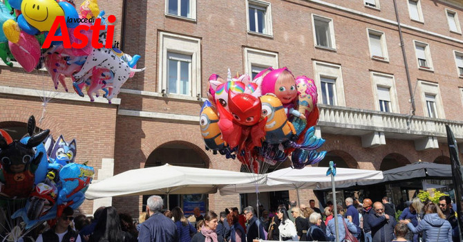 Folla alla Fiera Carolingia Folla alla Fiera Carolingia