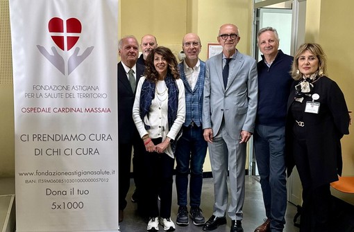 Nella foto foto, al centro, il prof. Marco Scaglione, direttore della Struttura complessa di Cardiologia all’Asl di Asti, con la presidente della Fondazione Astigiana per la Salute del Territorio, Luisa Amalberto, il consigliere della Fondazione Vincenzo Sorisio, il cardiologo Domenico Caponi, insieme a loro Ezio Mosso, direttore della Fondazione Ezio Mosso con due rappresentanti del gruppo volontari Nella foto foto, al centro, il prof. Marco Scaglione, direttore della Struttura complessa di Cardiologia all’Asl di Asti, con la presidente della Fondazione Astigiana per la Salute del Territorio, Luisa Amalberto, il consigliere della Fondazione Vincenzo Sorisio, il cardiologo Domenico Caponi, insieme a loro Ezio Mosso, direttore della Fondazione Ezio Mosso con due rappresentanti del gruppo volontari